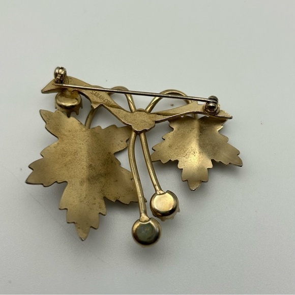 Set of Two Vintage Sarah Coventry Gold Tone Leaf Brooches with Faux Pearls - Picture 9 of 9